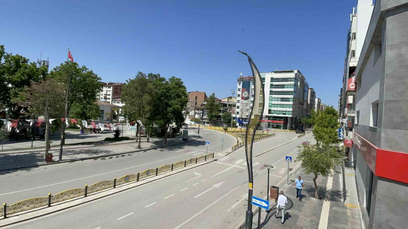 Elazığ’da cadde ve sokaklar boş kaldı