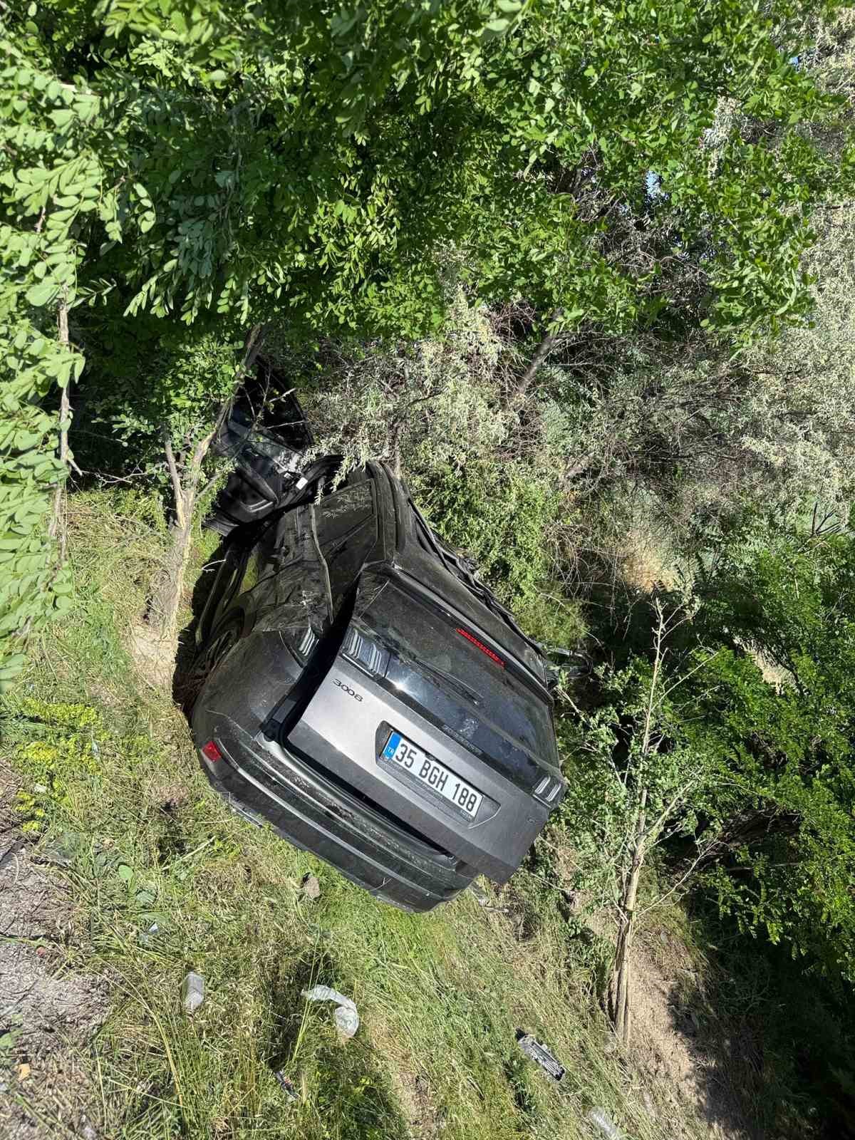 Kontrolden çıkarak ağaçlık alana giren otomobilde 3 kişi yaralandı