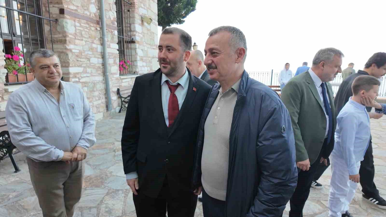 Bayram namazını 693 yıllık ecdat yadigarı camide kılan Büyükakın: "Zulümlerin son bulduğu bayram olsun"