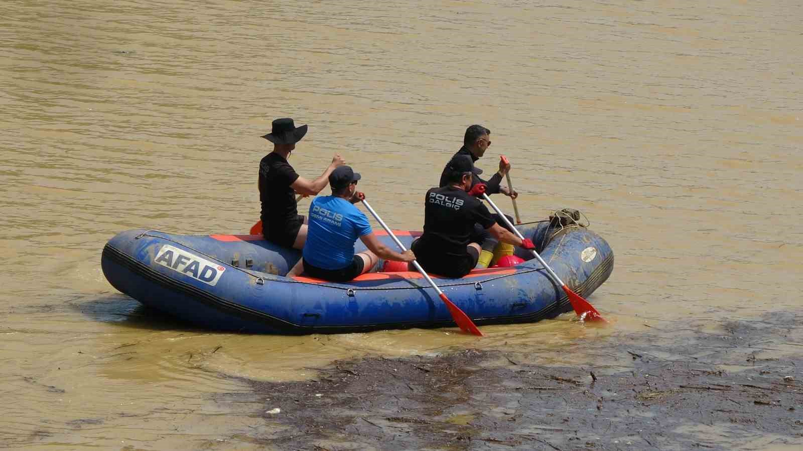 Sel sularına kapılan Hüseyin Aydın’ı arama çalışmaları bayramın ilk gününde devam ediyor