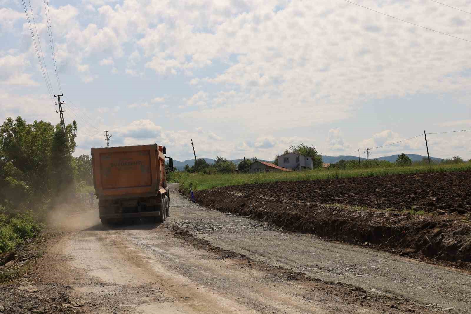 9 mahalleyi birbirine bağlayan grup yolu &ccedil;alışması s&uuml;r&uuml;yor
