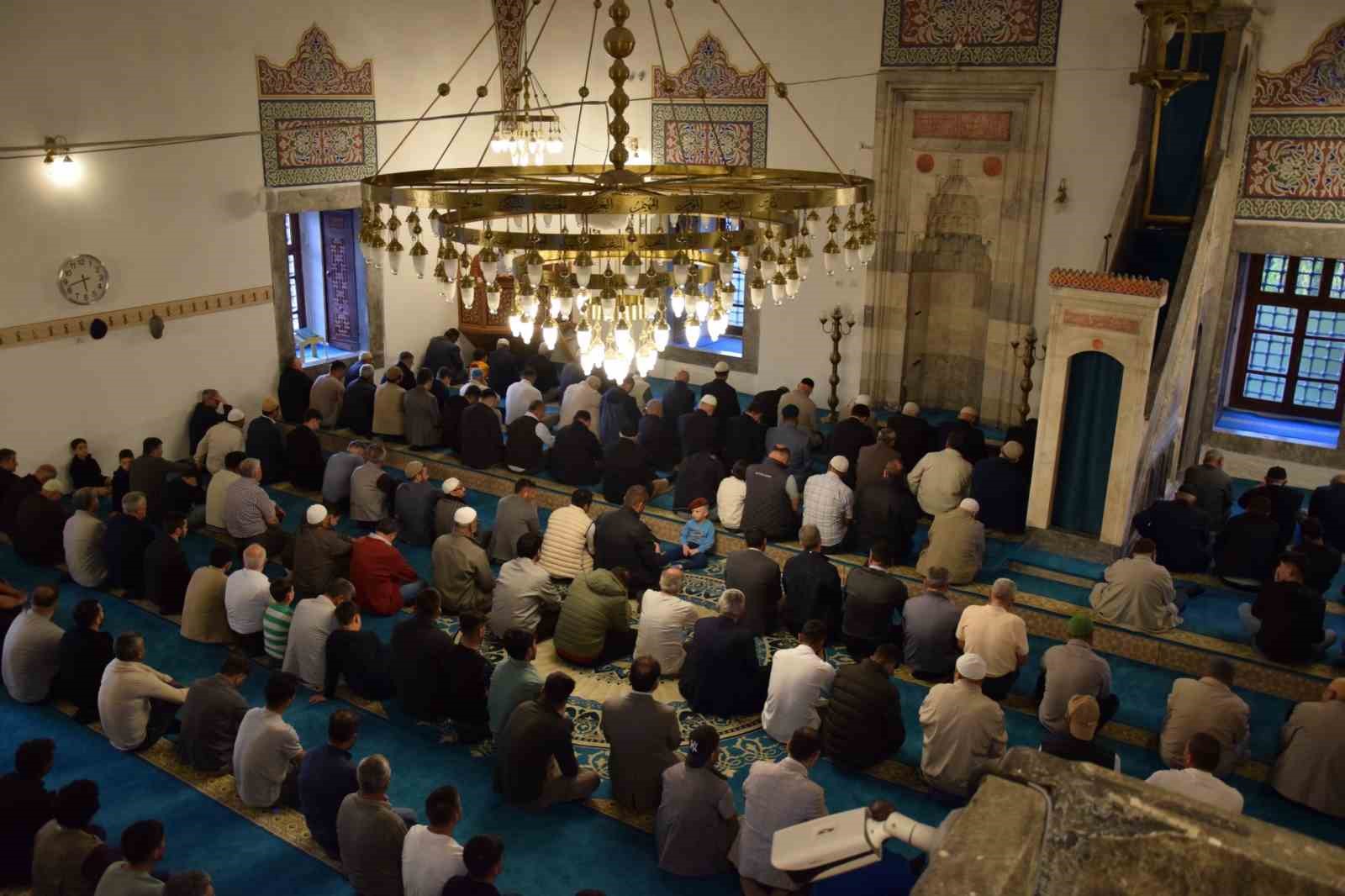 Karapınar’da bayram namazında vatandaşlar camilere akın etti