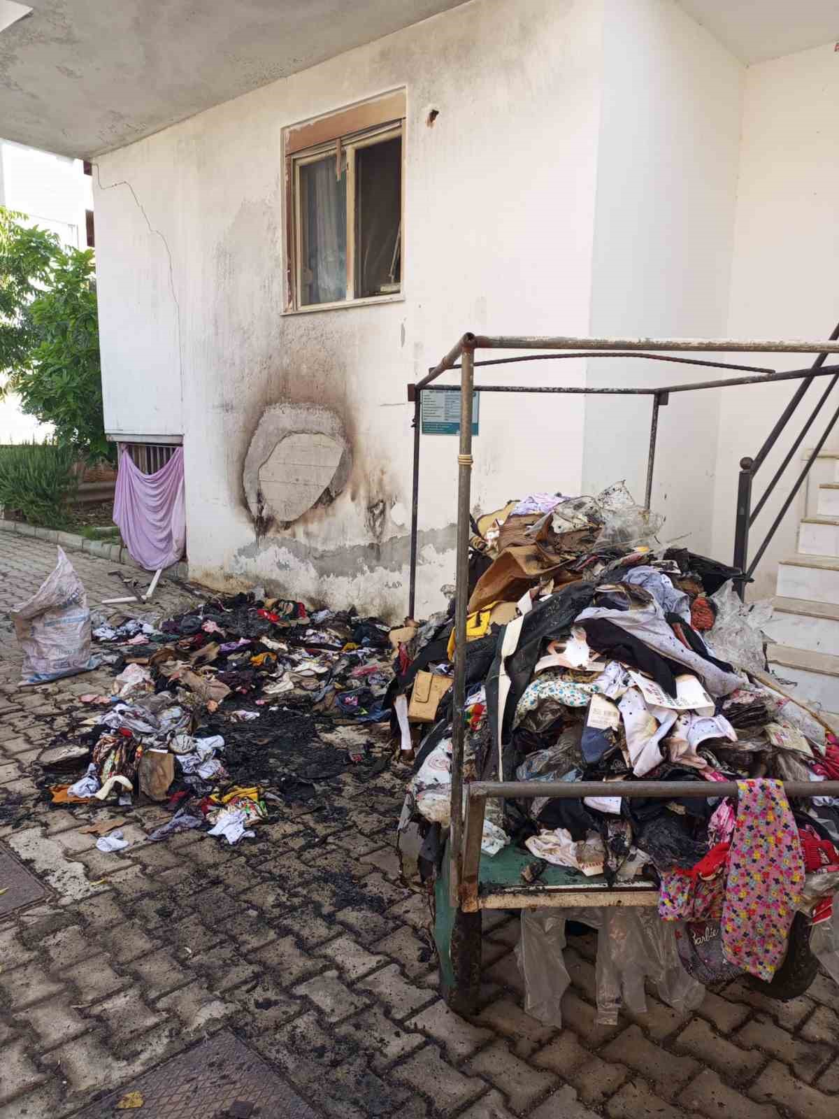 Evinin &ouml;n&uuml;ndeki tekstil &uuml;r&uuml;nleri tezgahı k&uuml;le d&ouml;nd&uuml;
