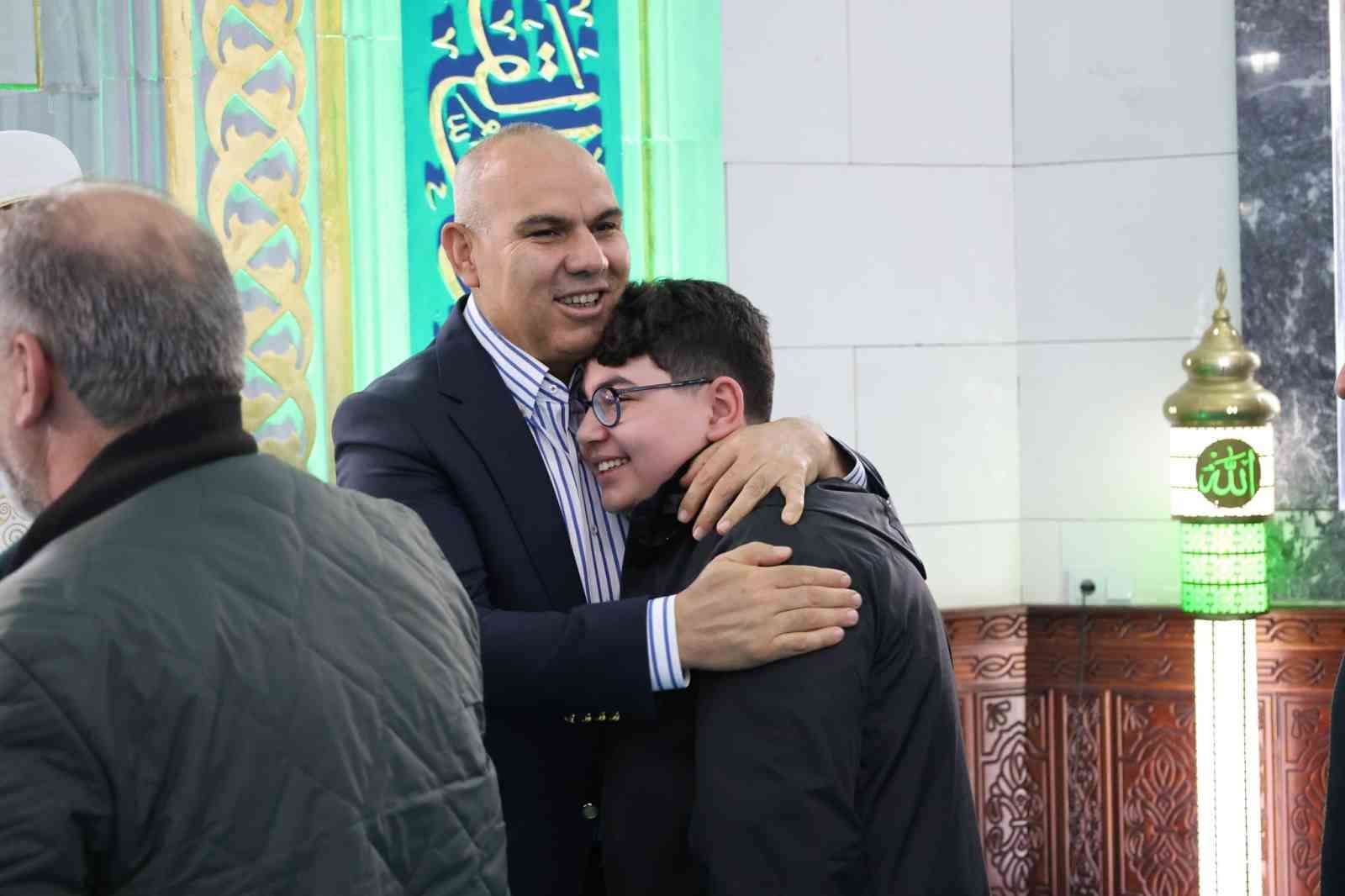 Vali Koç bayram namazında vatandaşlarla buluştu