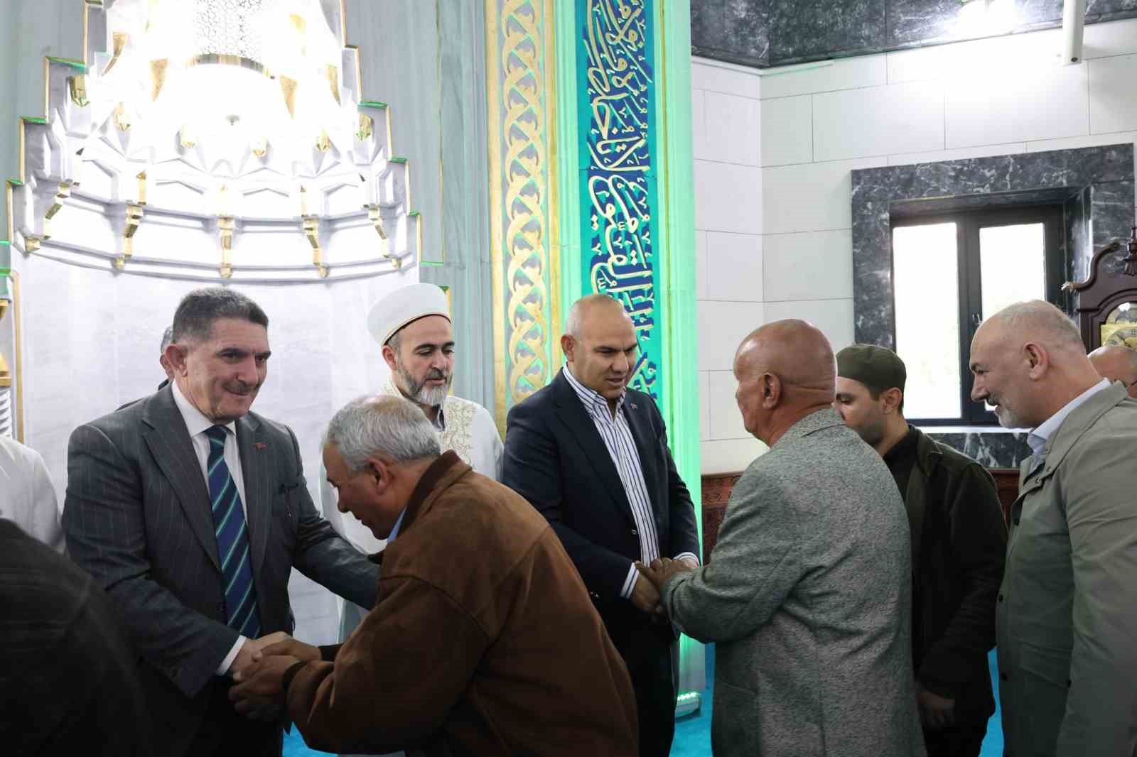 Vali Koç bayram namazında vatandaşlarla buluştu