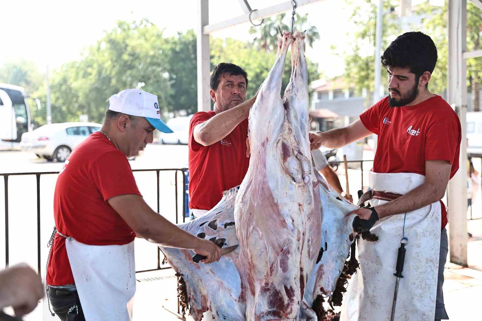 Antalya Büyükşehir Belediyesi’nden hijyenik ortamda ücretsiz kurban kesim hizmeti