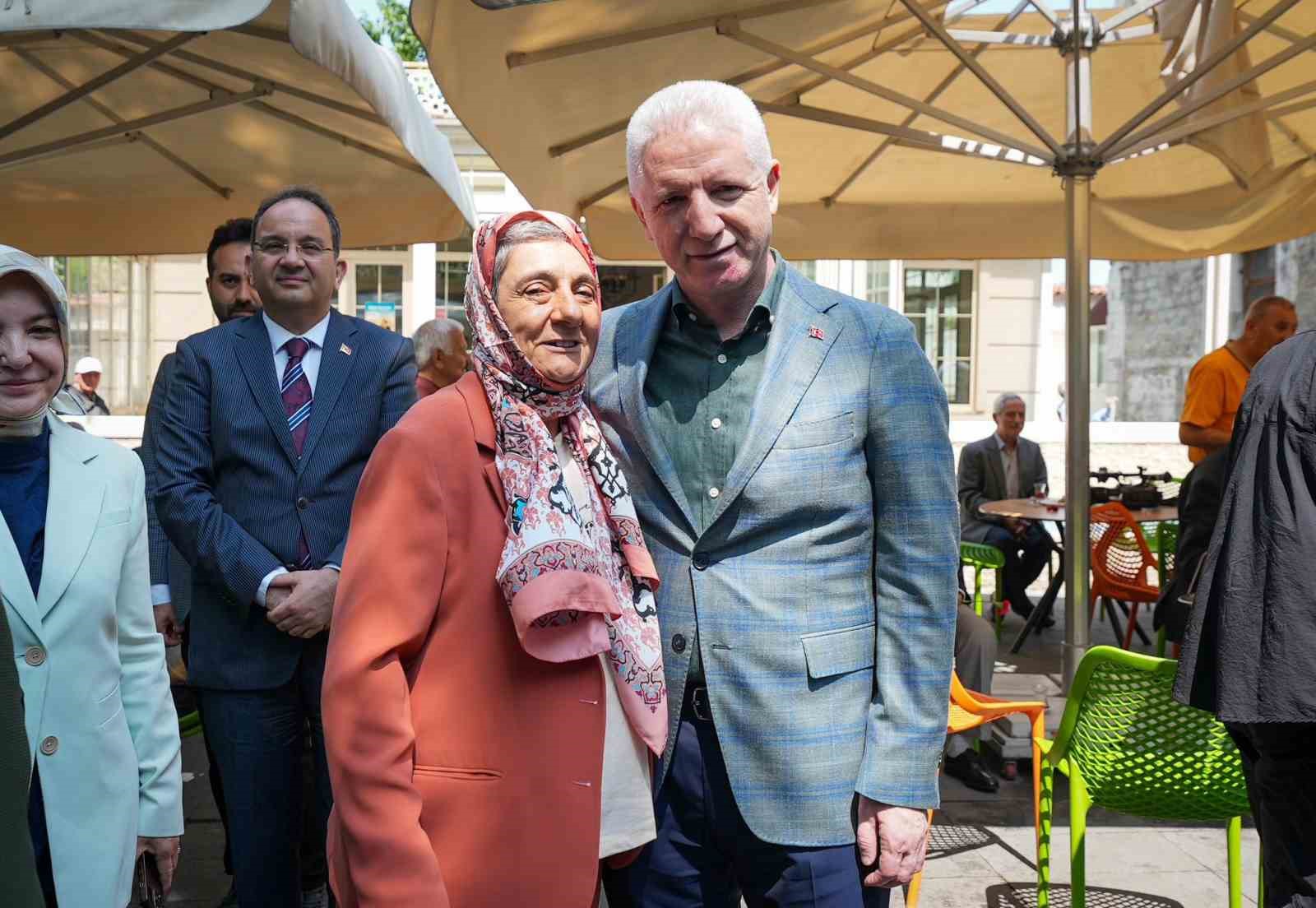 İstanbul Valisi G&uuml;l&rsquo;den bayramın ilk g&uuml;n&uuml; anlamlı ziyaret
