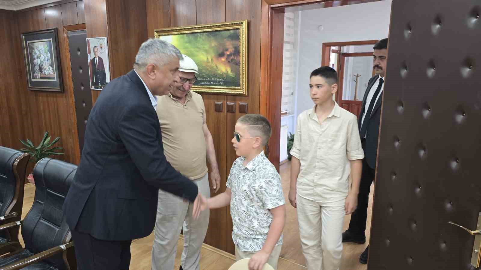 G&uuml;l&uuml;&ccedil; Beldesi&rsquo;nde bayramlaşma programı d&uuml;zenlendi
