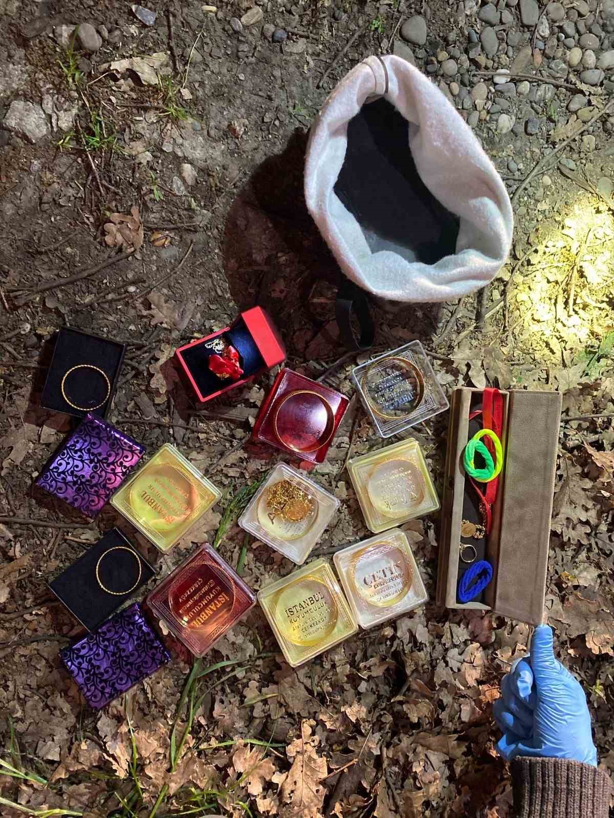 Zonguldak&rsquo;ta &ccedil;alınan ziynet eşyaları Bolu&rsquo;da toprağa g&ouml;m&uuml;l&uuml; bulundu, 2 kişi tutuklandı
