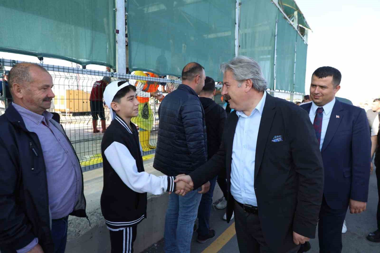 Başkan Palancıoğlu bayramın ilk saatlerinde Melikgazi Kurban Pazarı ve Kesim Alanı&rsquo;nı ziyaret etti
