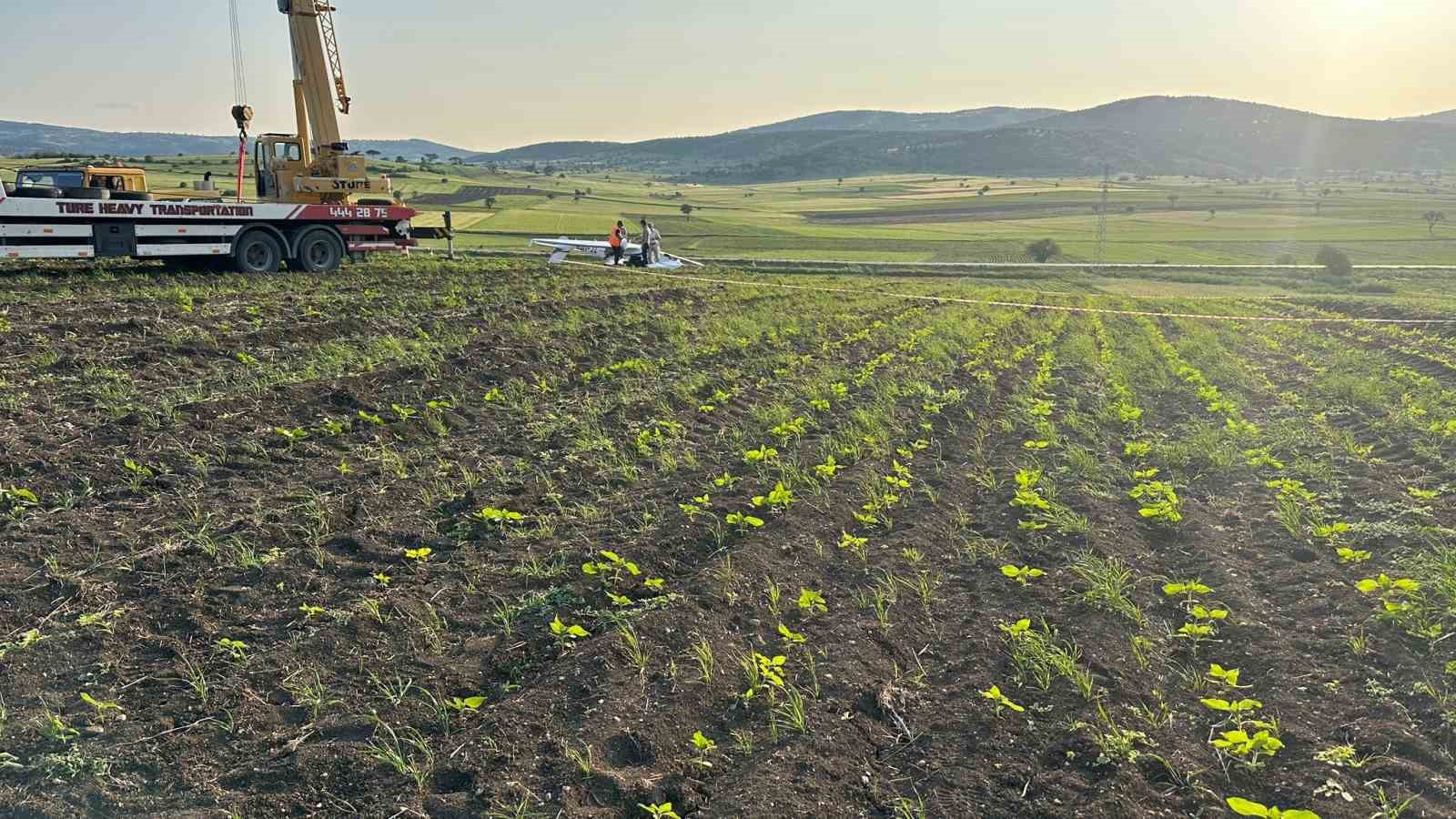 Bilecik’te düşen uçak, vinç yardımıyla kaldırıldı