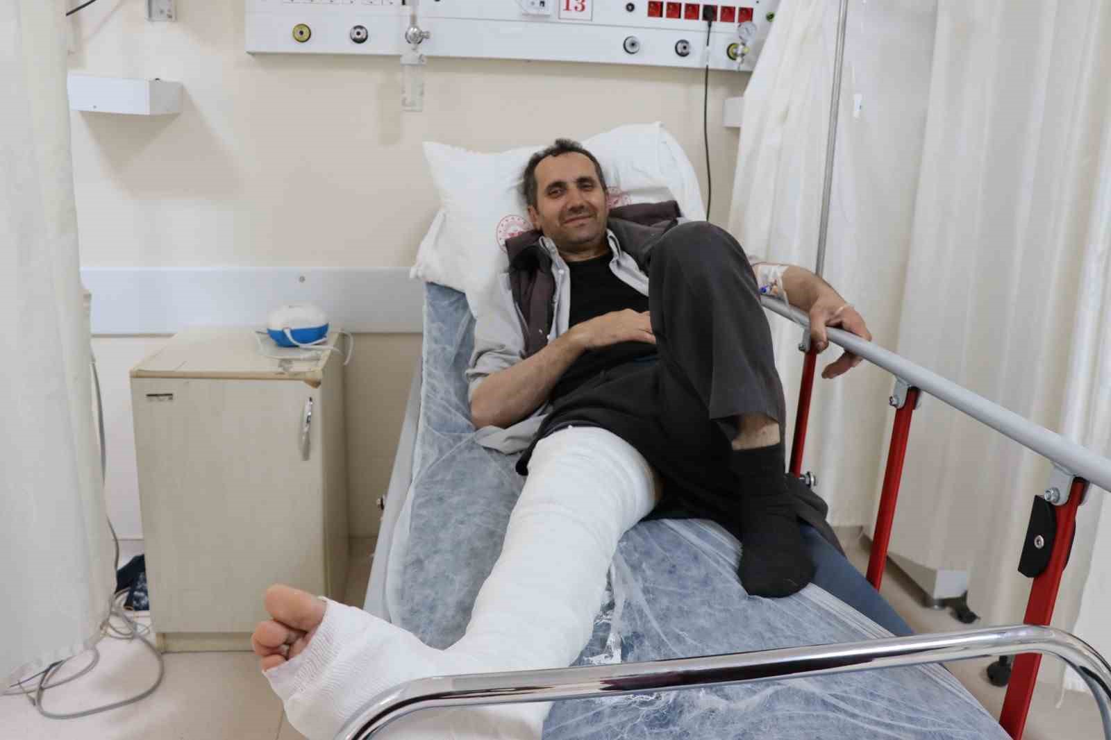 Erzurum&rsquo;da &uuml;zerine kurbanlık d&uuml;şen adamın ayağı kırıldı
