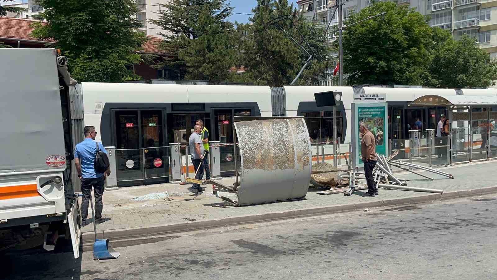 Eskişehir’de otobüs tramvay durağına daldı: 2 yaralı