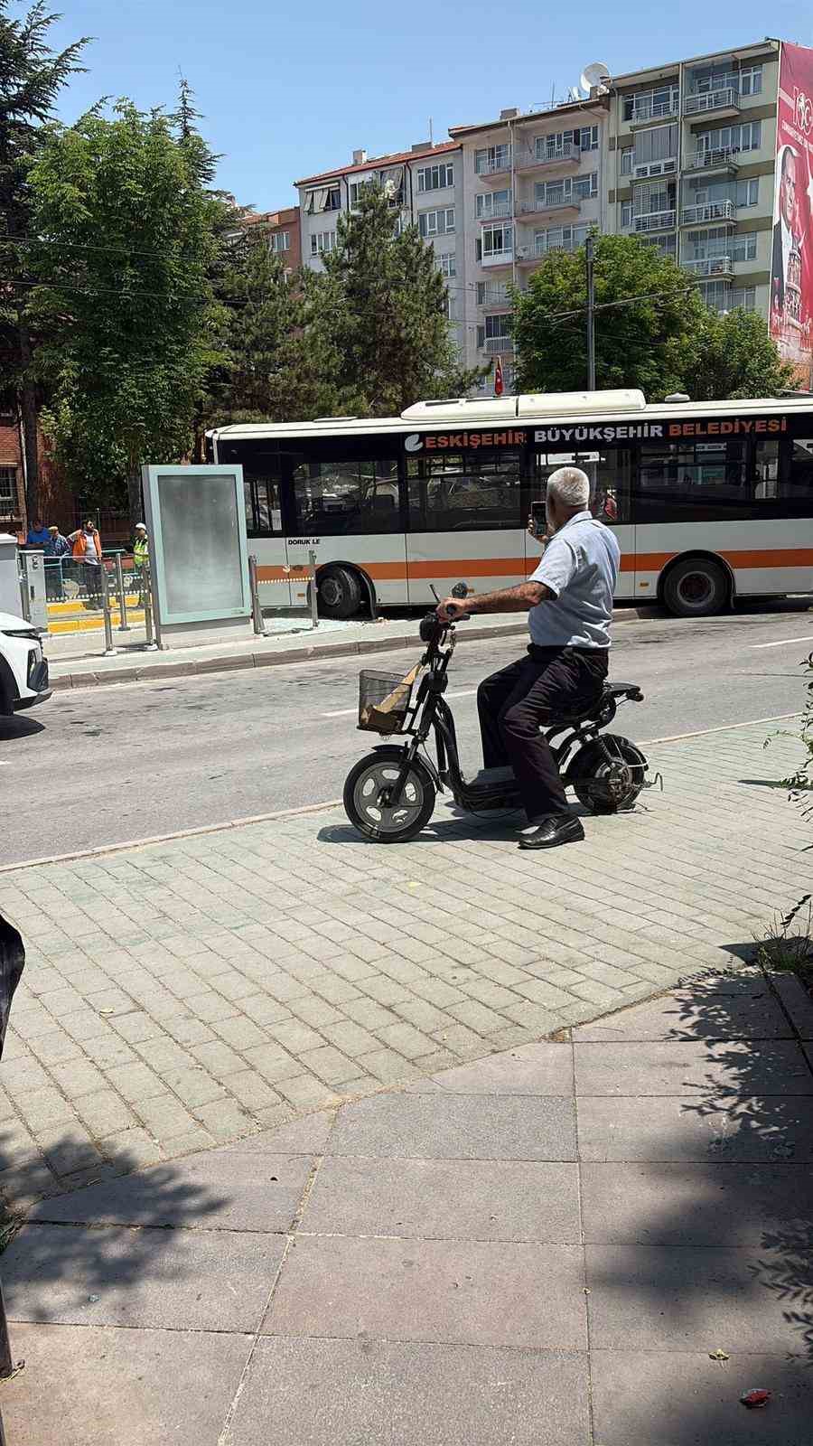 Eskişehir&rsquo;de otob&uuml;s tramvay durağına daldı: 2 yaralı
