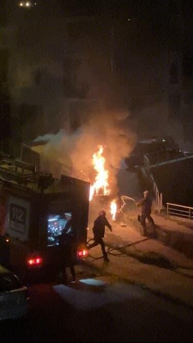 Park halindeki minib&uuml;s alev aldı
