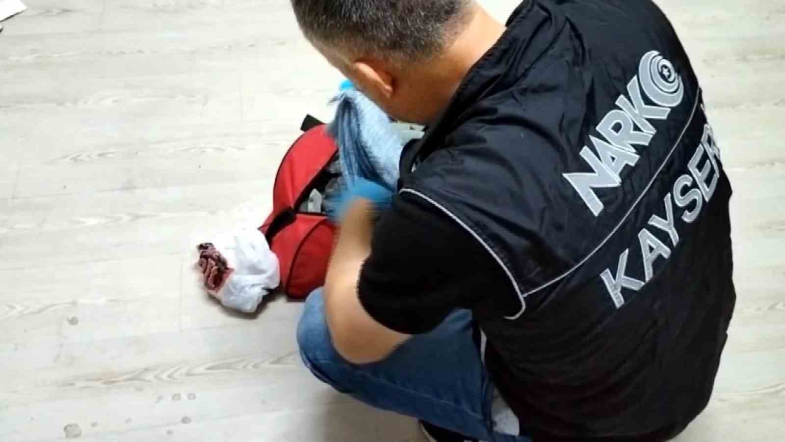 Zehir tacirleri polisten kaçamadı