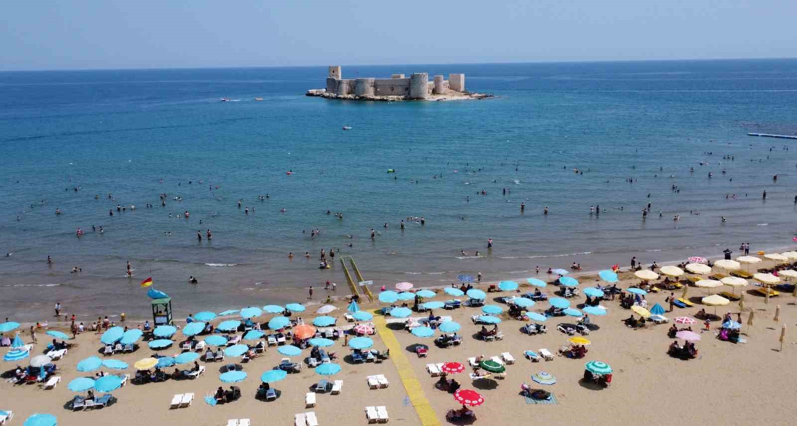 Bayram tatiliyle Kızkalesi’nde deniz keyfi başladı