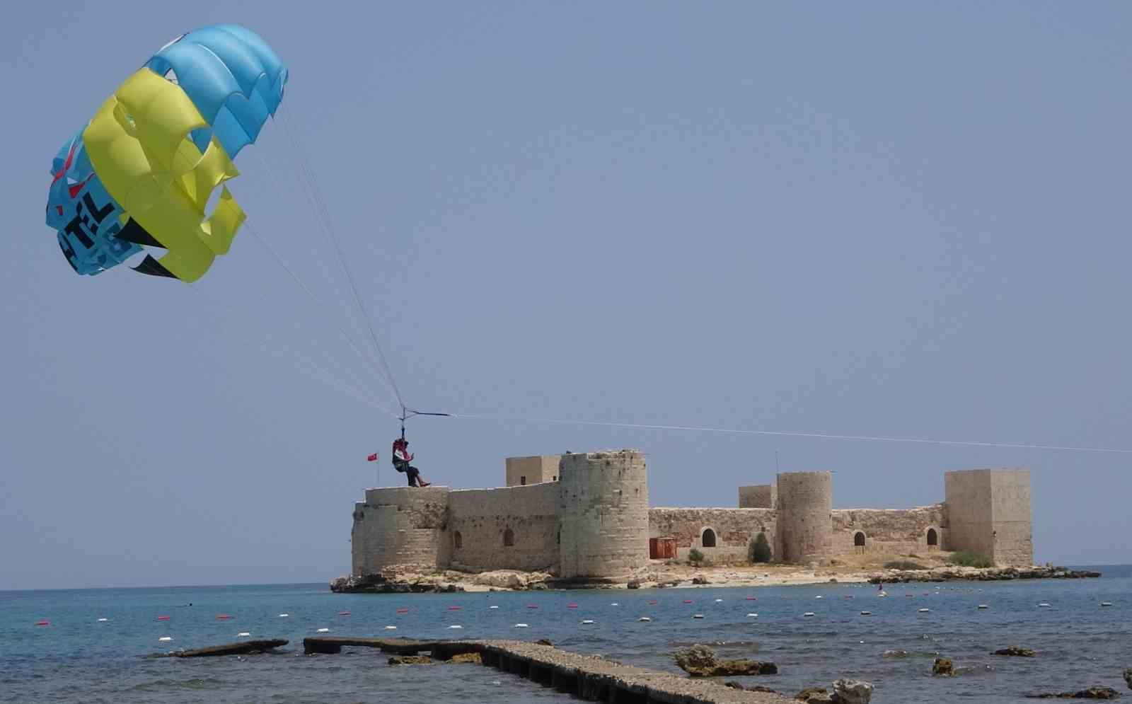 Bayram tatiliyle Kızkalesi’nde deniz keyfi başladı