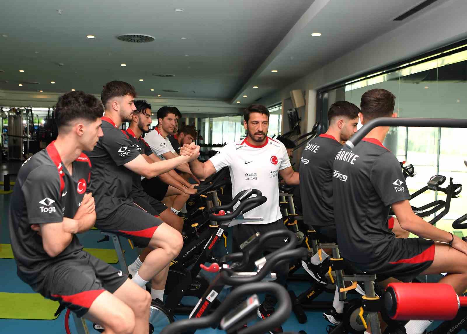 &Uuml;mit Milli Takımı, Arnavutluk ma&ccedil;ı hazırlıklarına ara vermeden başladı
