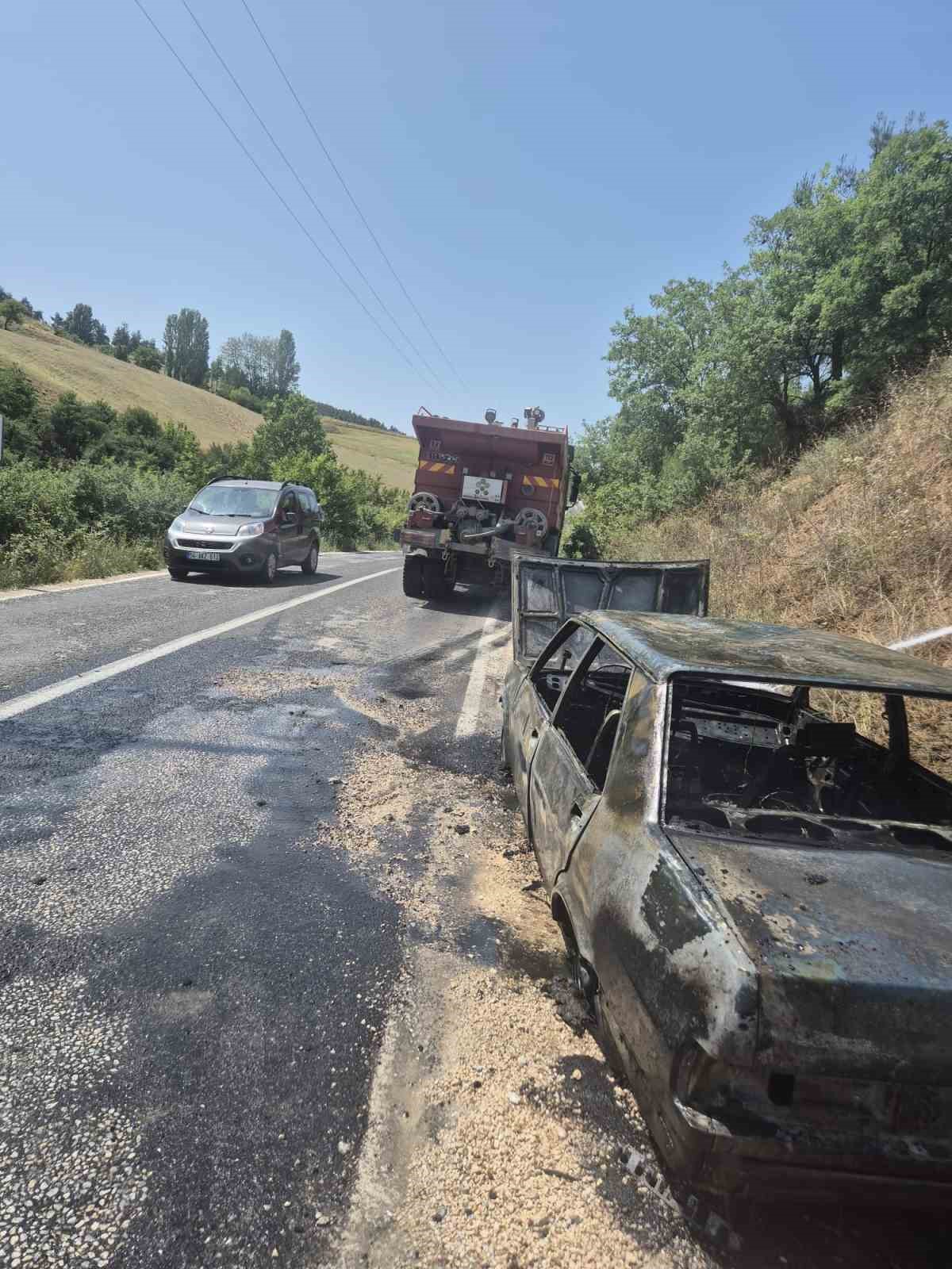 Osmaneli’de seyir halindeki otomobil yandı