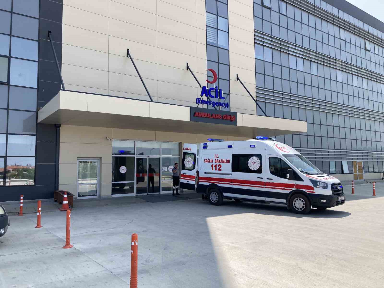 Burdur’da üzerine kurban devrilen kadın ağır yaralandı