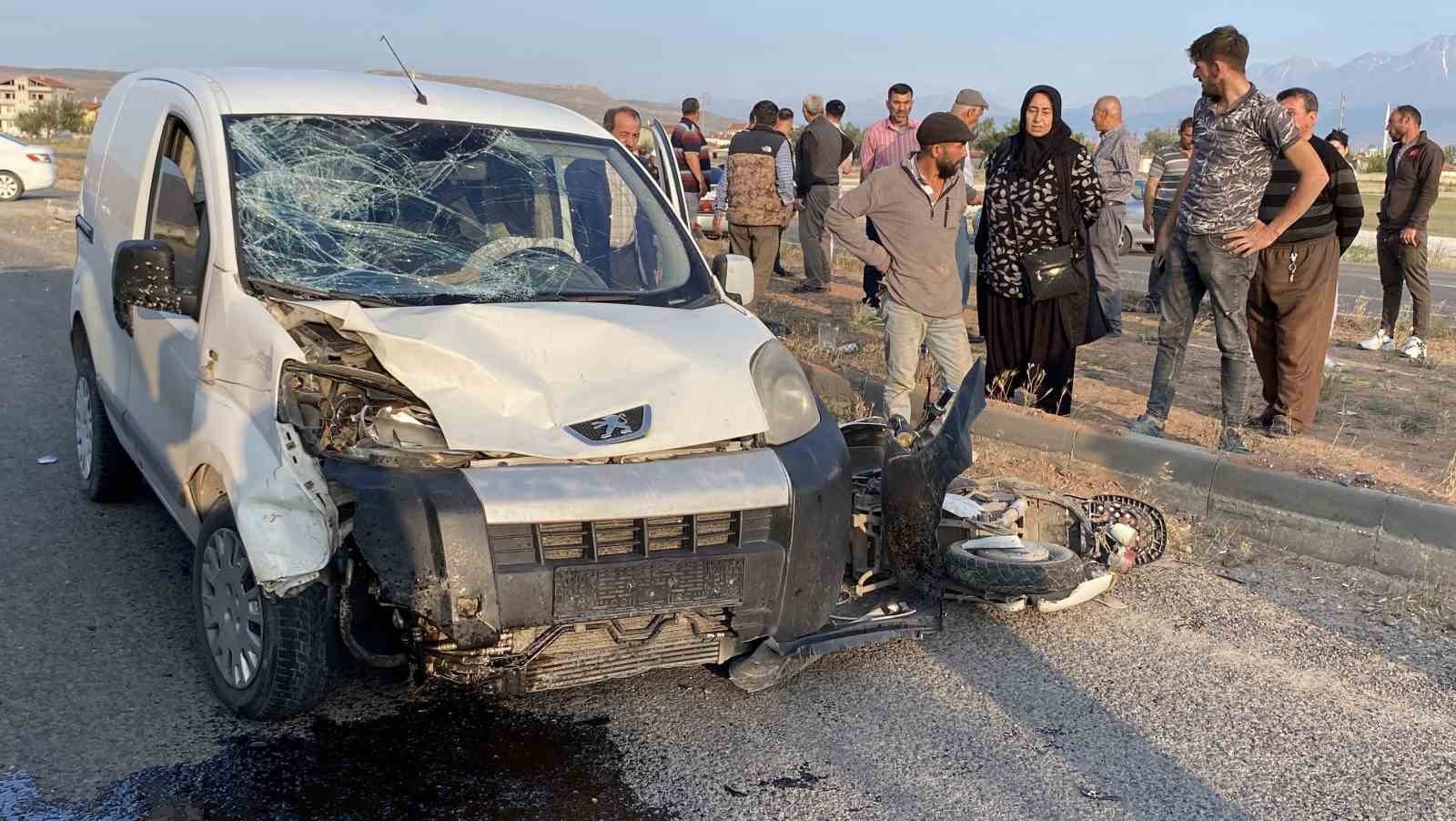 Hafif ticari araçla motosiklet çarpıştı: 1 ağır yaralı