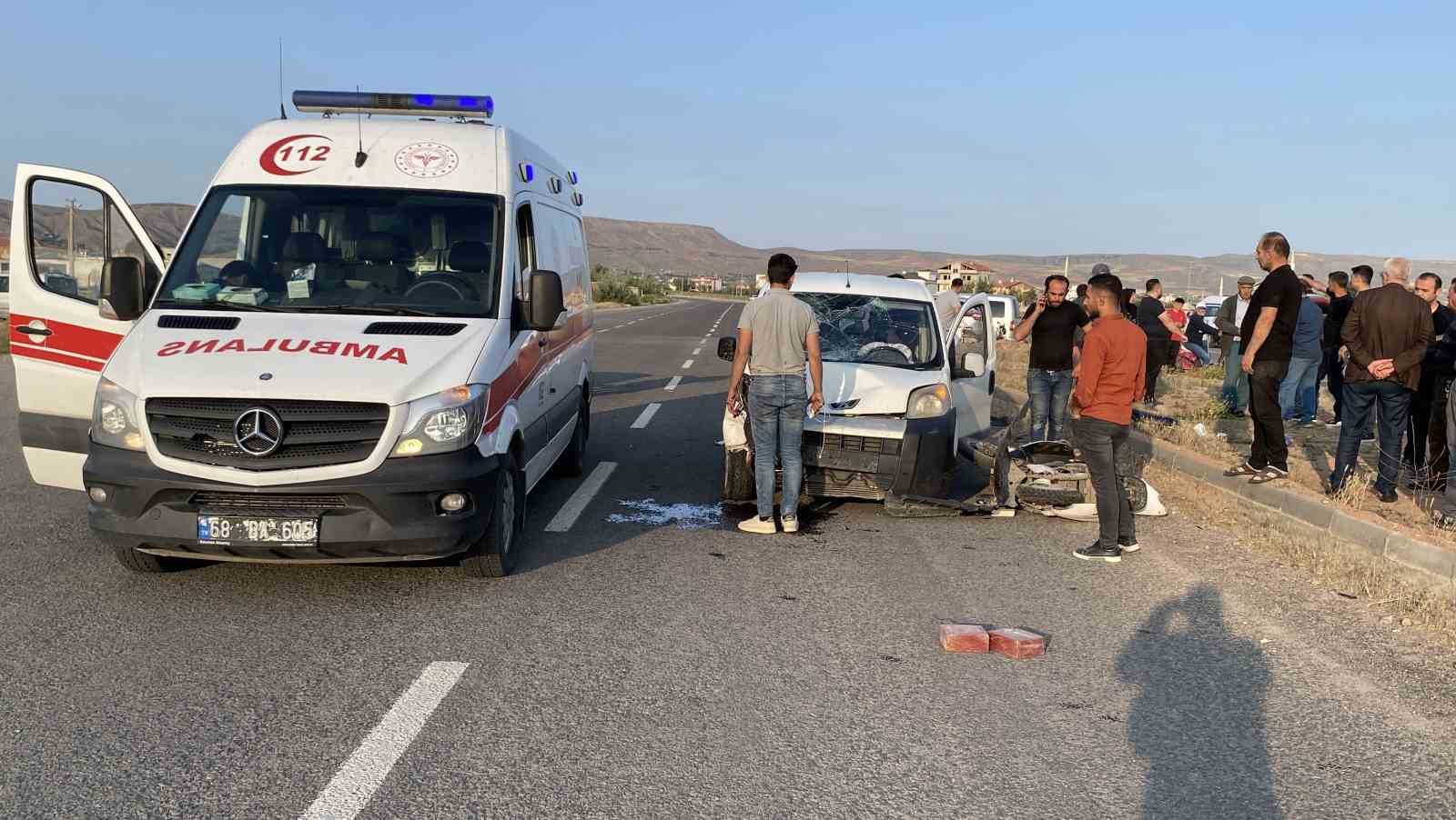 Hafif ticari ara&ccedil;la motosiklet &ccedil;arpıştı: 1 ağır yaralı
