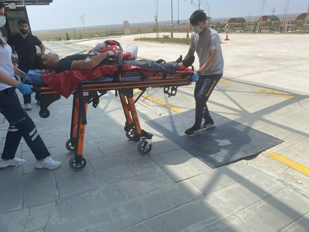 Acemi kasaplar kendilerini yaraladı
