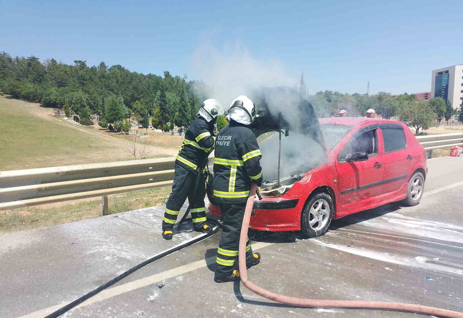 Bilecik’te otomobilin motor kısmında çıkan yangını itfaiye ekipleri söndürdü