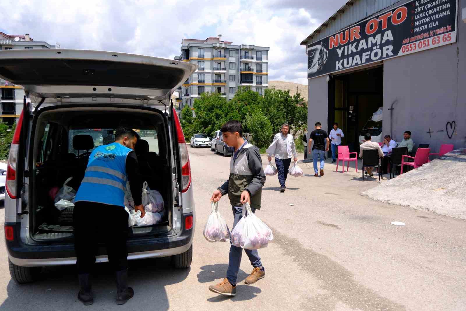 Van&rsquo;da geleneksel toplu kurban kesimi
