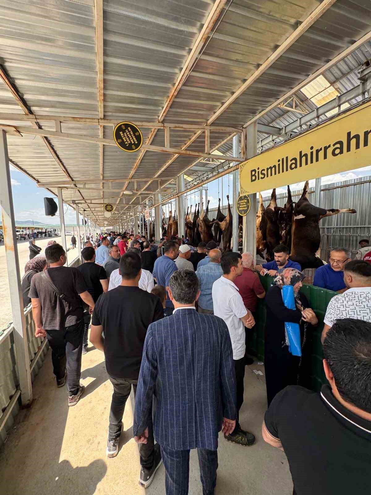 -Pursaklar Belediyesi&rsquo;nden &ccedil;evrim i&ccedil;i kurban kesimi
