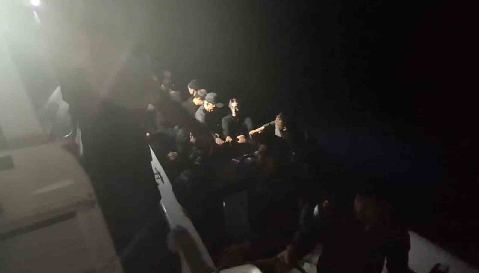 İzmir&rsquo;de 47 g&ouml;&ccedil;men karaya &ccedil;ıkartıldı, 2 g&ouml;&ccedil;men ka&ccedil;ak&ccedil;ısı yakalandı
