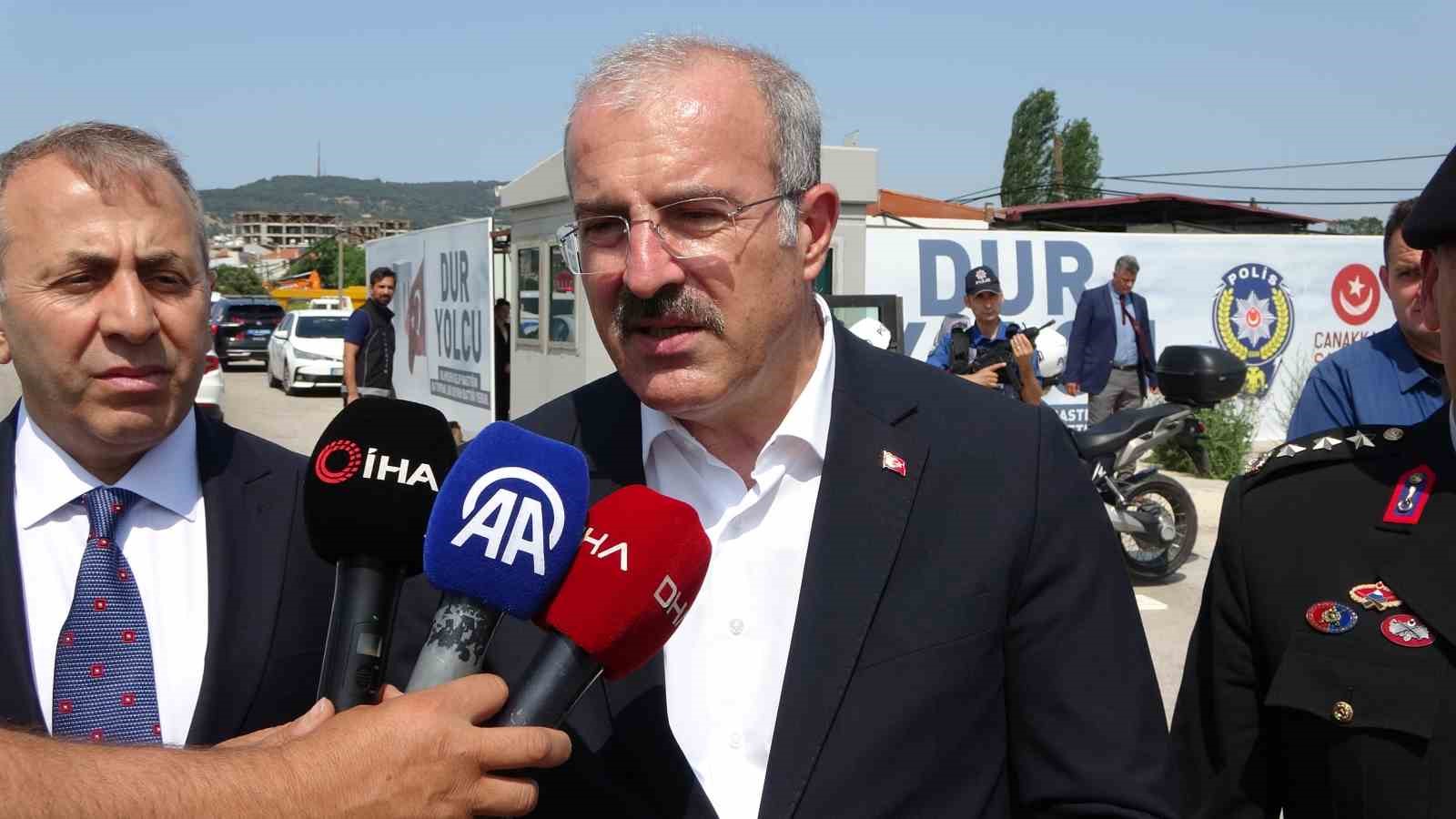 Vali Toraman g&ouml;rev başındaki emniyet personeliyle bayramlaştı
