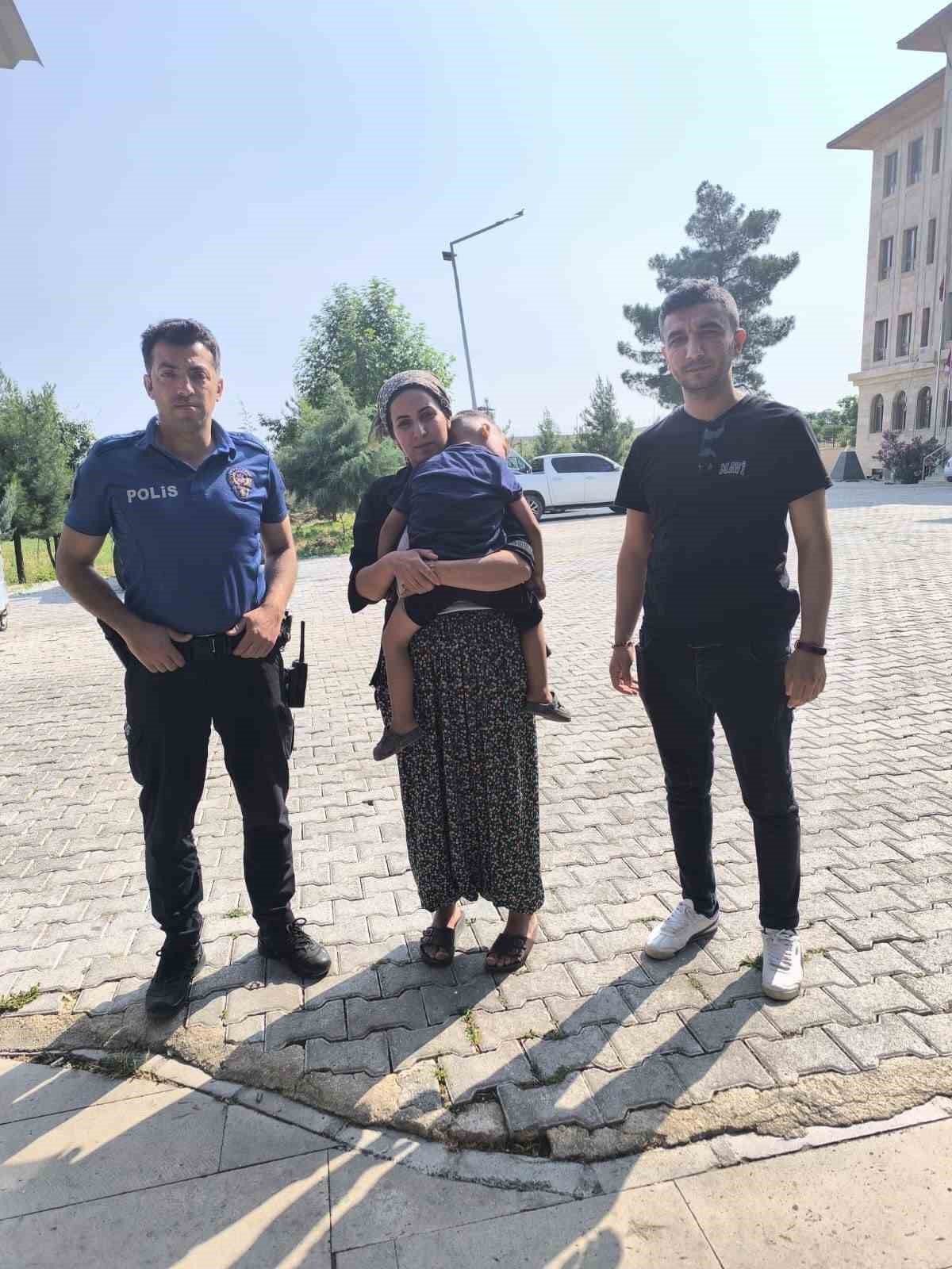 Dicle’de kayıp çocuk, polis tarafından bulunarak ailesine teslim edildi