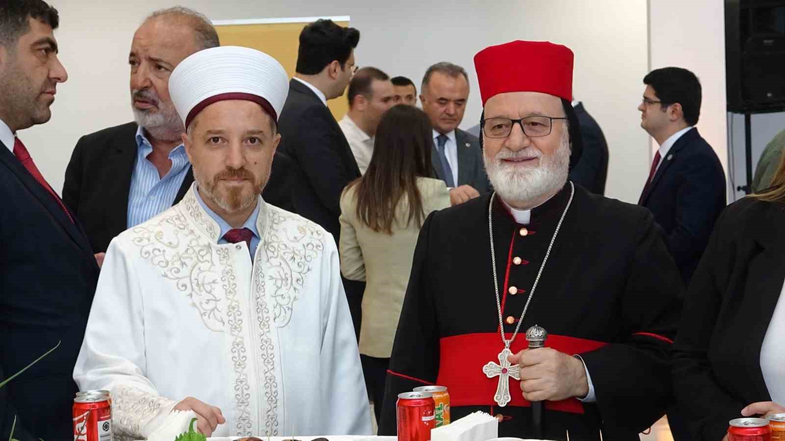 Mardin’de farklı dine mensup vatandaşlar bayramlaşma programında buluştu
