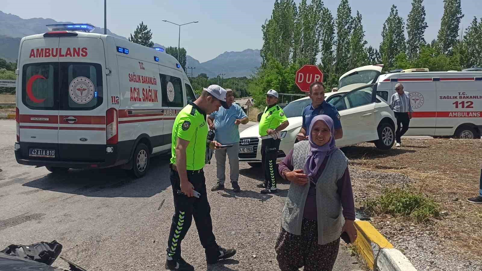 Konya&rsquo;da iki otomobil &ccedil;arpıştı: 5 yaralı
