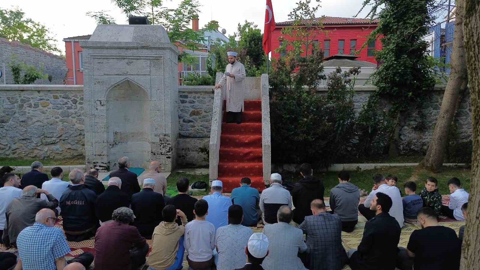 Tarihi namazgahta bayram namazı
