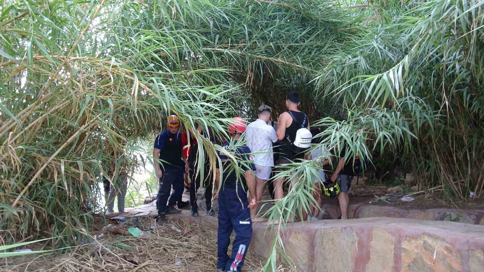 Falezlerden deniz kenarına inip mahsur kalan 3 turist kurtarıldı