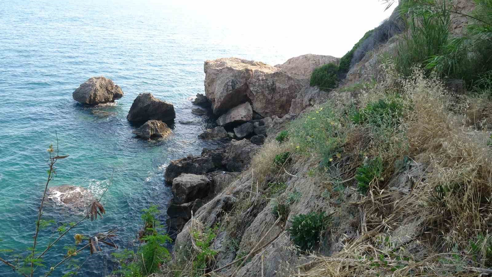 Falezlerden deniz kenarına inip mahsur kalan 3 turist kurtarıldı