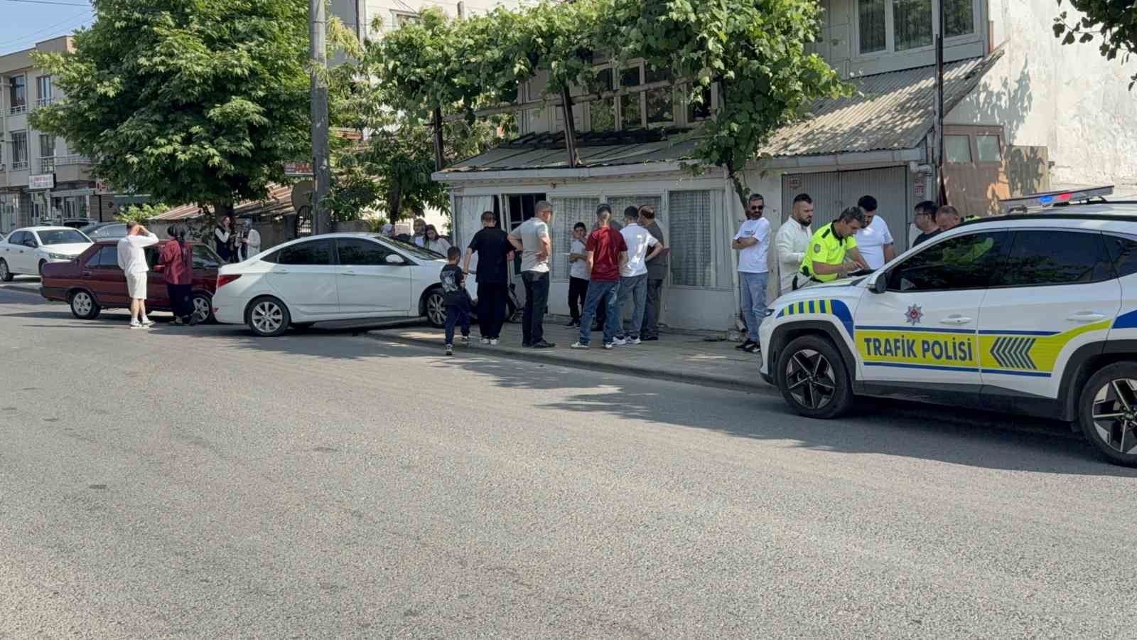İki otomobil çarpıştı, duramayan araç evin duvarına çarptı