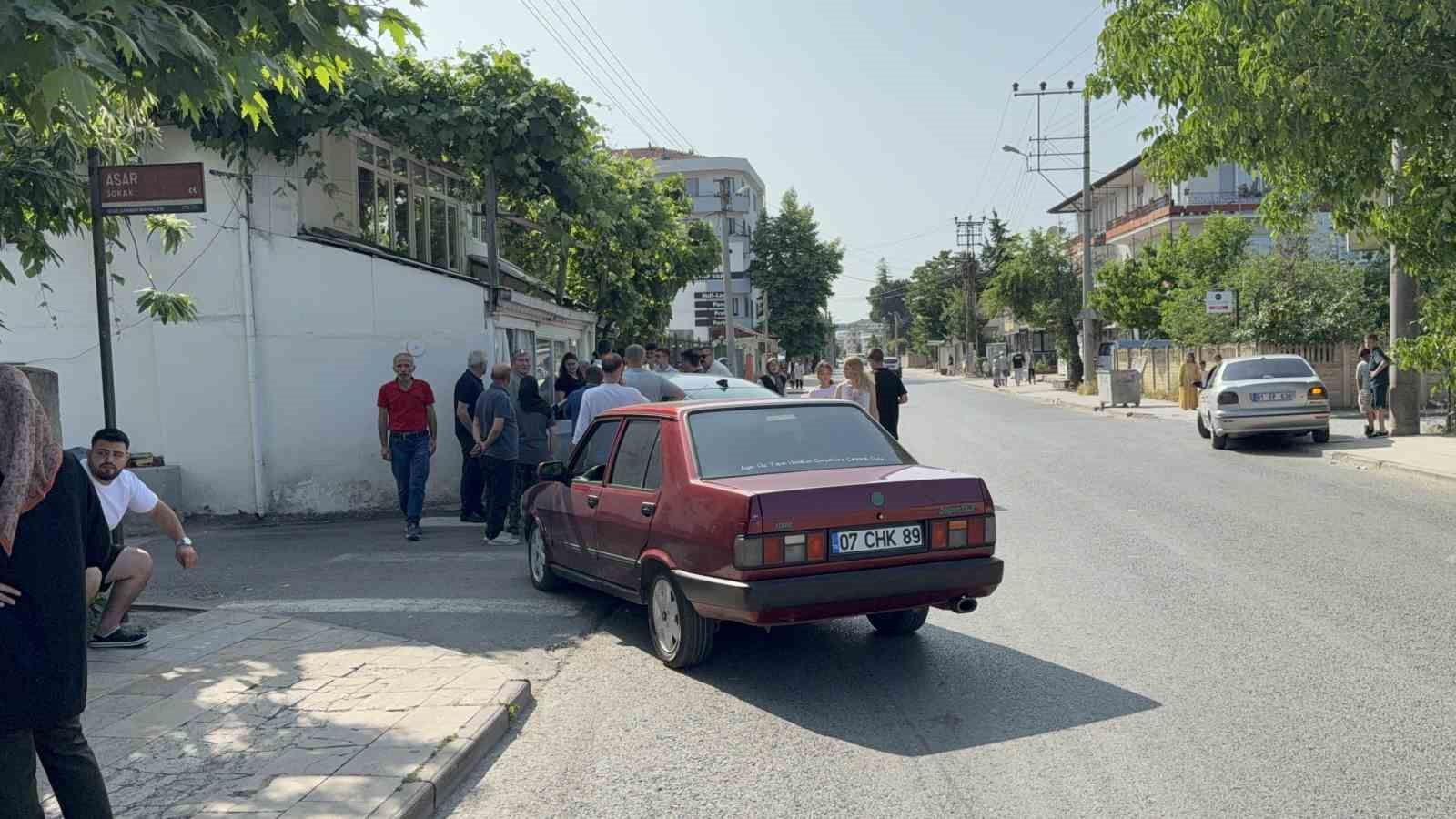 İki otomobil &ccedil;arpıştı, duramayan ara&ccedil; evin duvarına &ccedil;arptı
