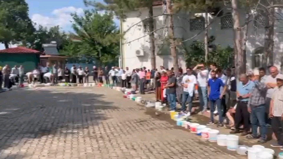 Bu köyde pişmiş kurban eti her eve giriyor