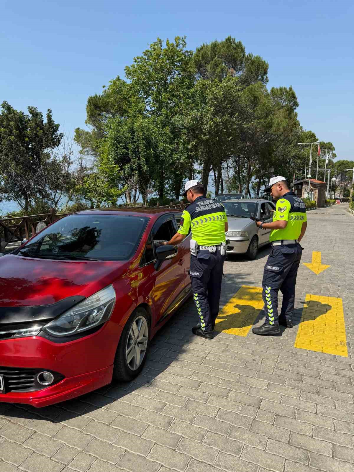 Jandarmadan &rsquo;şekerli&rsquo; trafik denetimi
