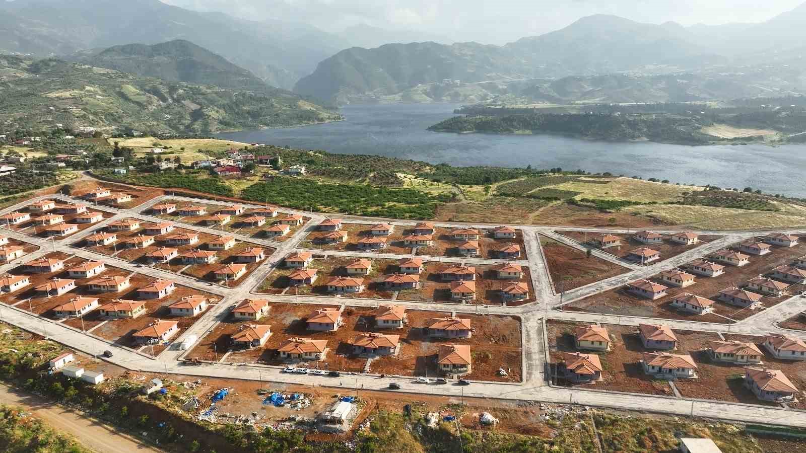 Bakan Kurum duyurdu: Kahramanmaraş’ın göl manzaralı köy evleri tamamlandı