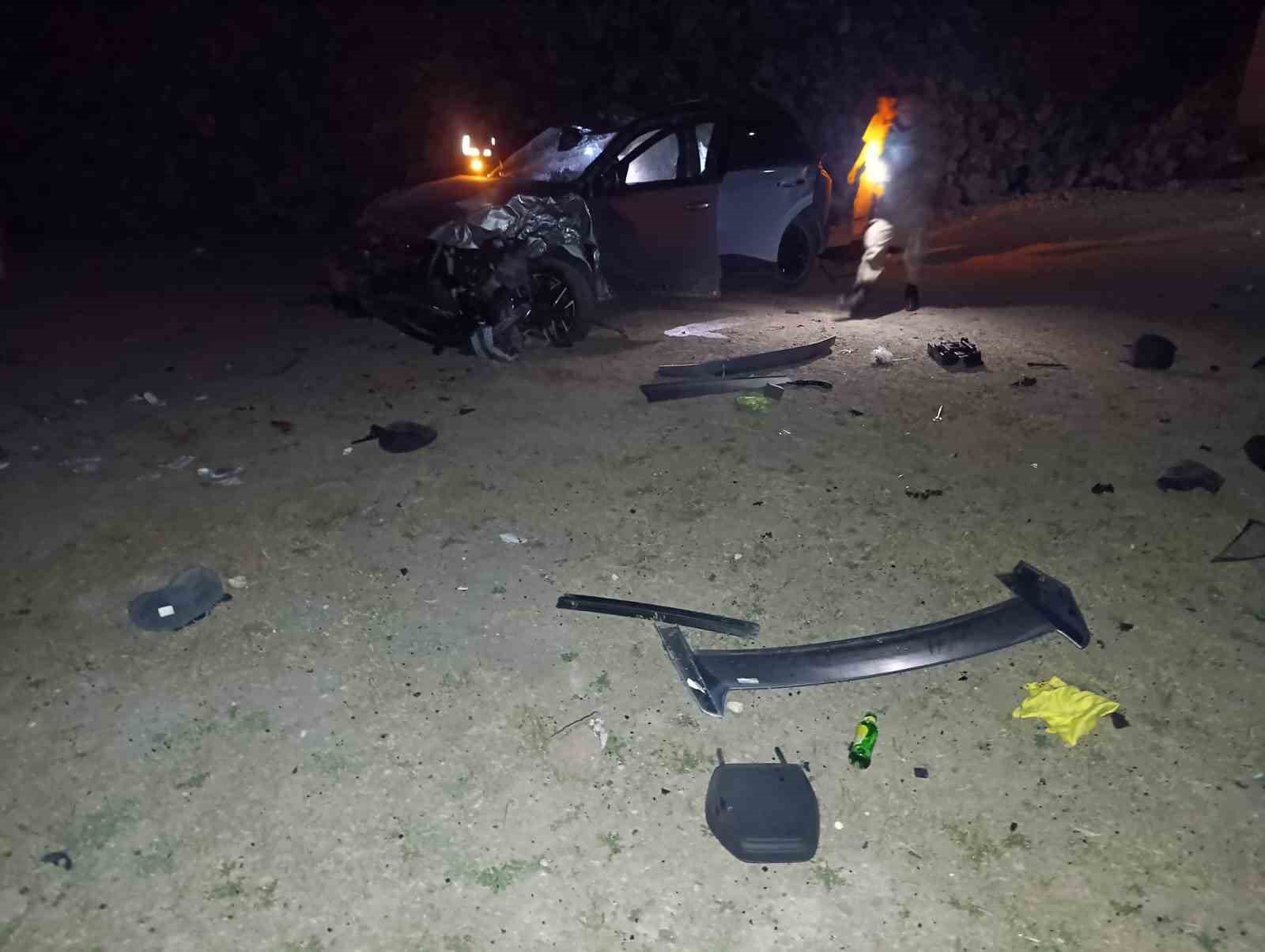 Tunceli&rsquo;de otomobil u&ccedil;uruma yuvarlandı: 4 yaralı
