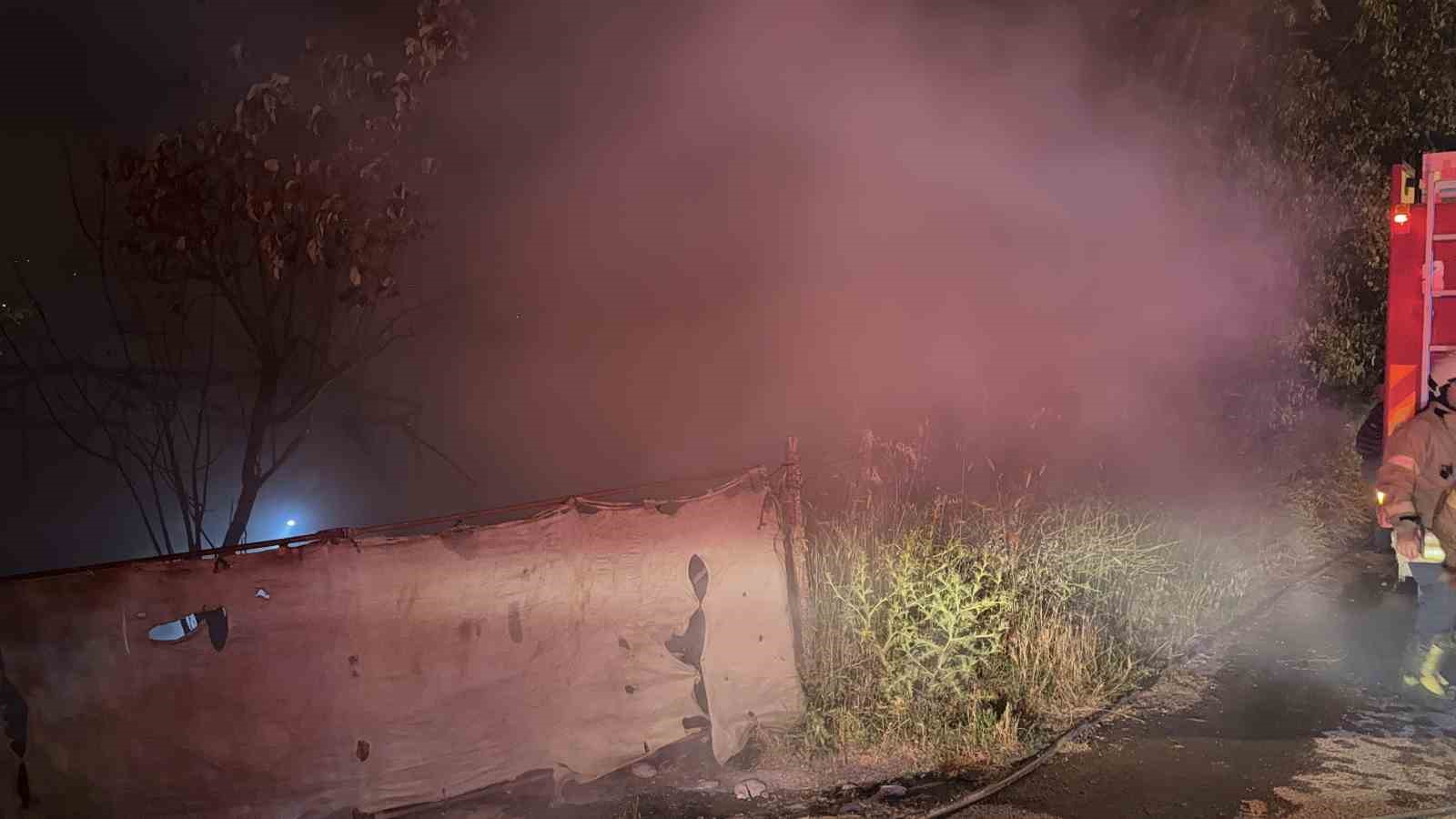 Arnavutköy’de tek katlı baraka alev alev yandı