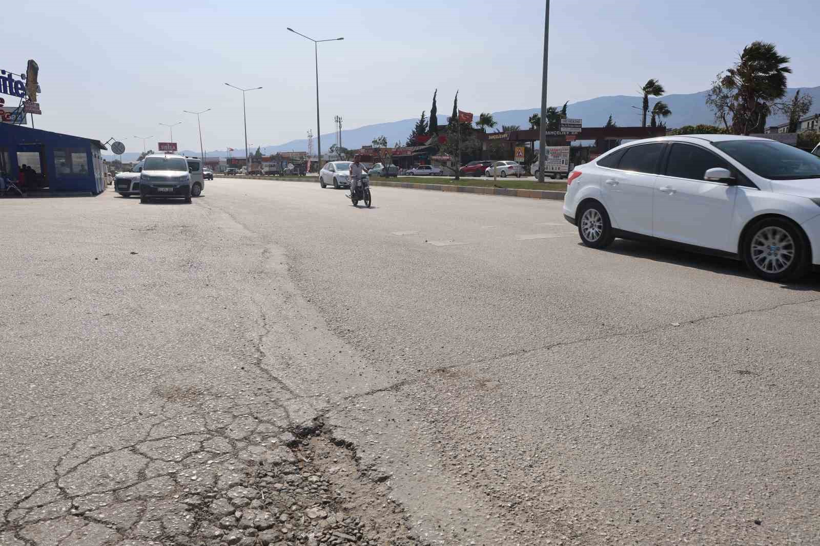 El frenini çekmeyi unuttuğu aracının peşinden koşsa da çaresiz kaldı, o anlar kamerada