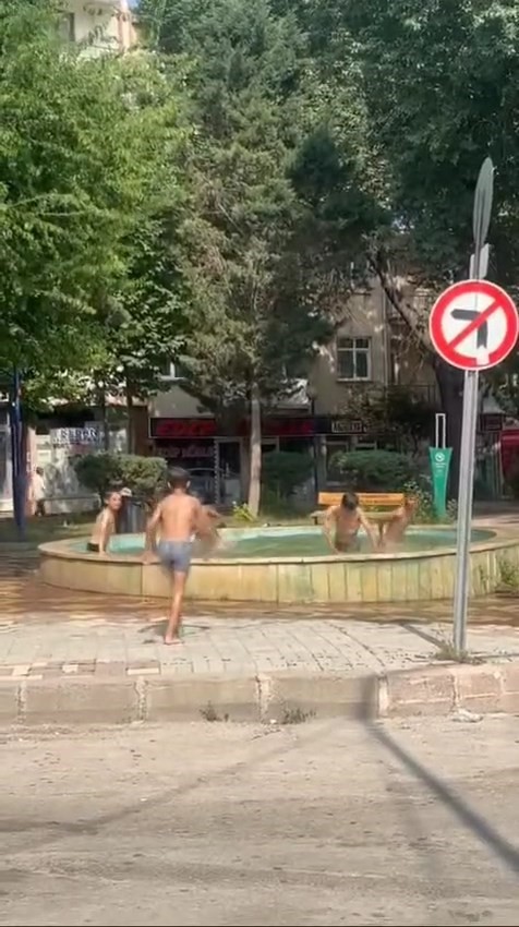 Elazığ’da havalar ısındı, çocuklar süs havuzuna akın etti
