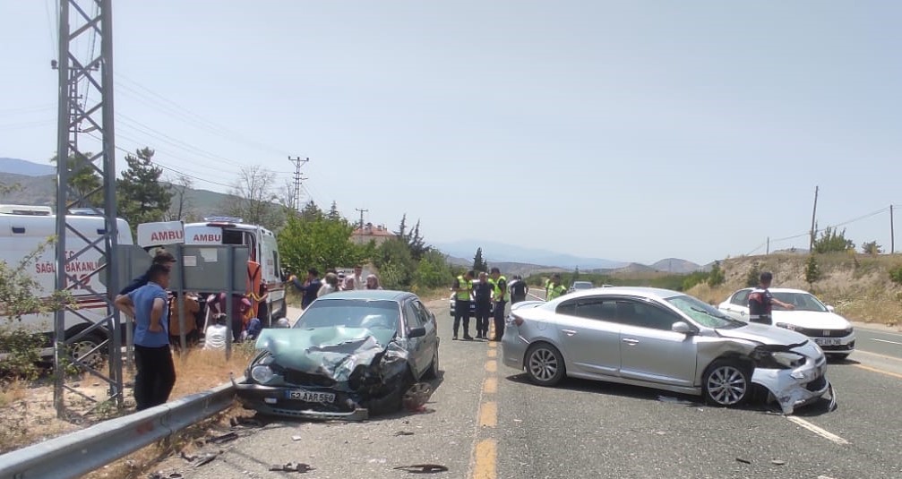 Elazığ'da kaza: 5 kişi yaralandı - İHA
