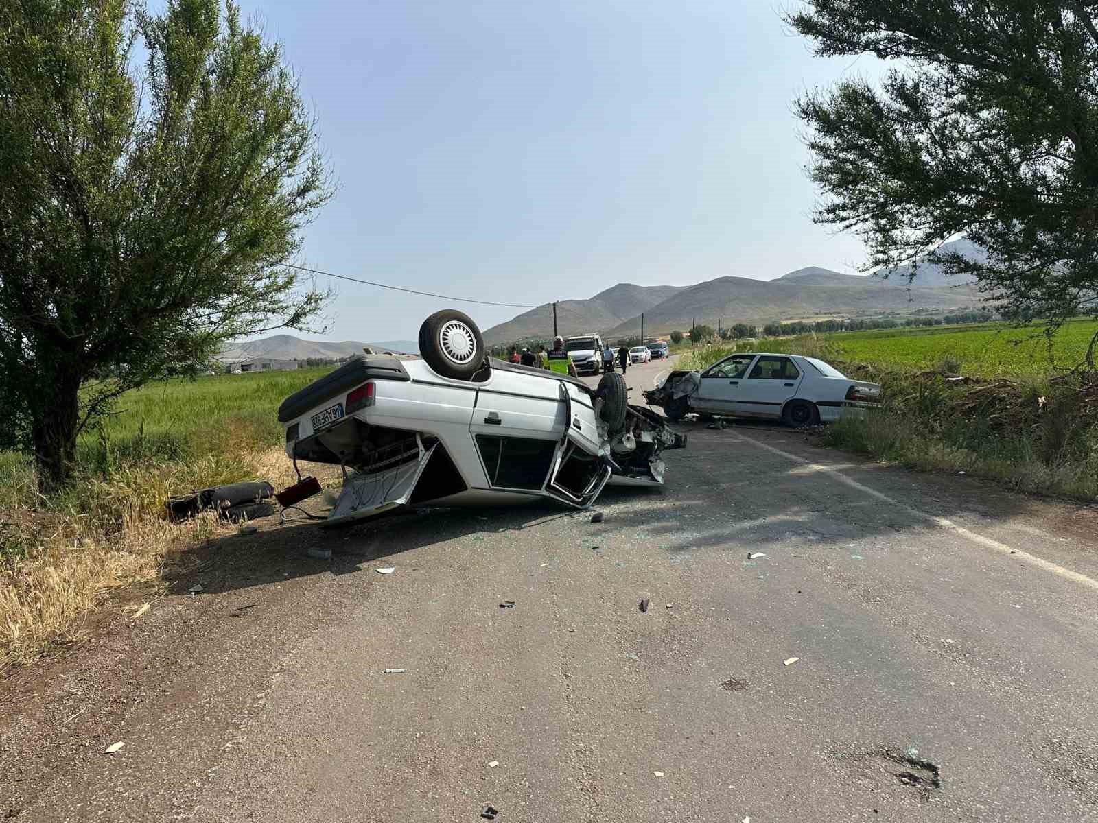 Elbistan'da trafik kazasında 2 kişi yaralandı. IHAA.